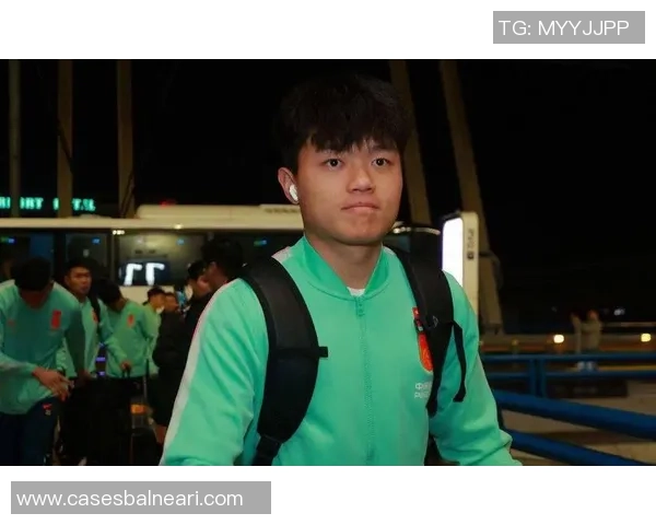 杨希在艰难情况下拼尽全力展现强大往返能力的精彩表现